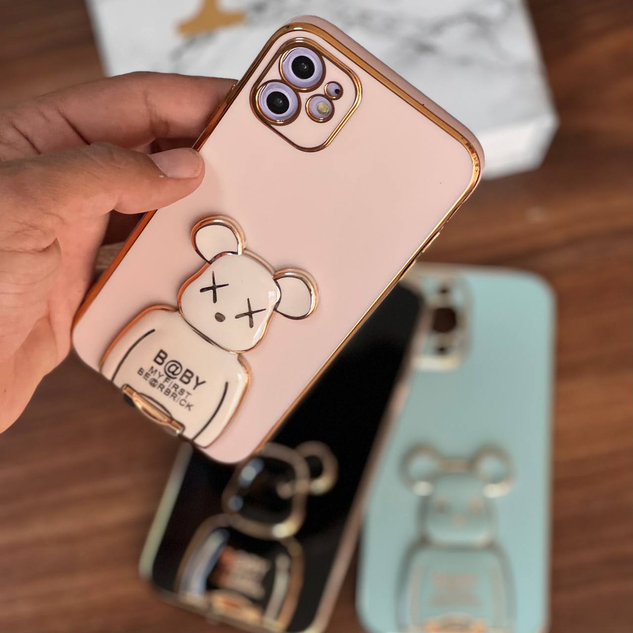 قاب کاووس Kaws بک برک استندشو رنگی