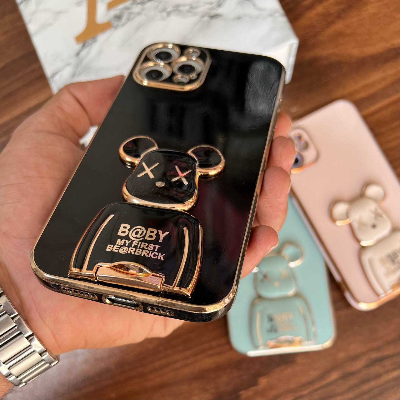 قاب کاووس Kaws بک برک استندشو رنگی