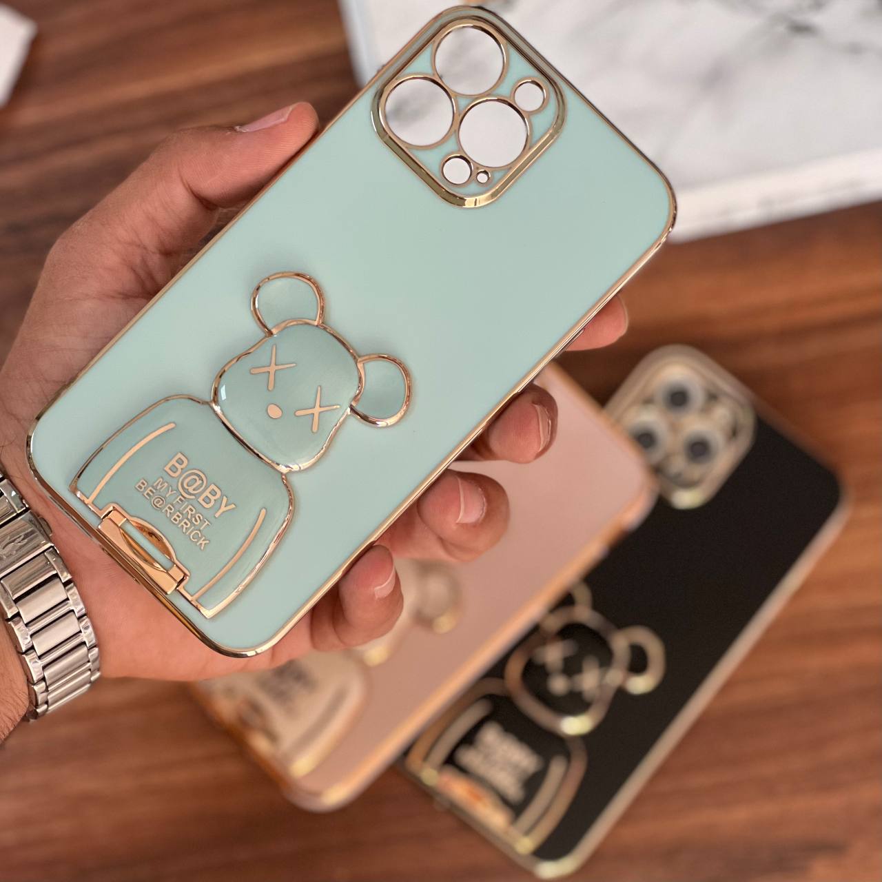 قاب کاووس Kaws بک برک استندشو رنگی