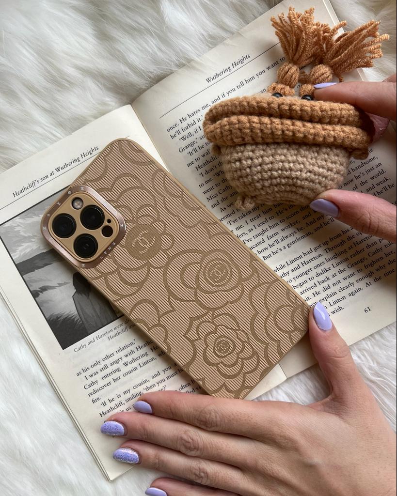 قاب موبایل آیفون شنل کرم طلایی داغی کرم طلایی