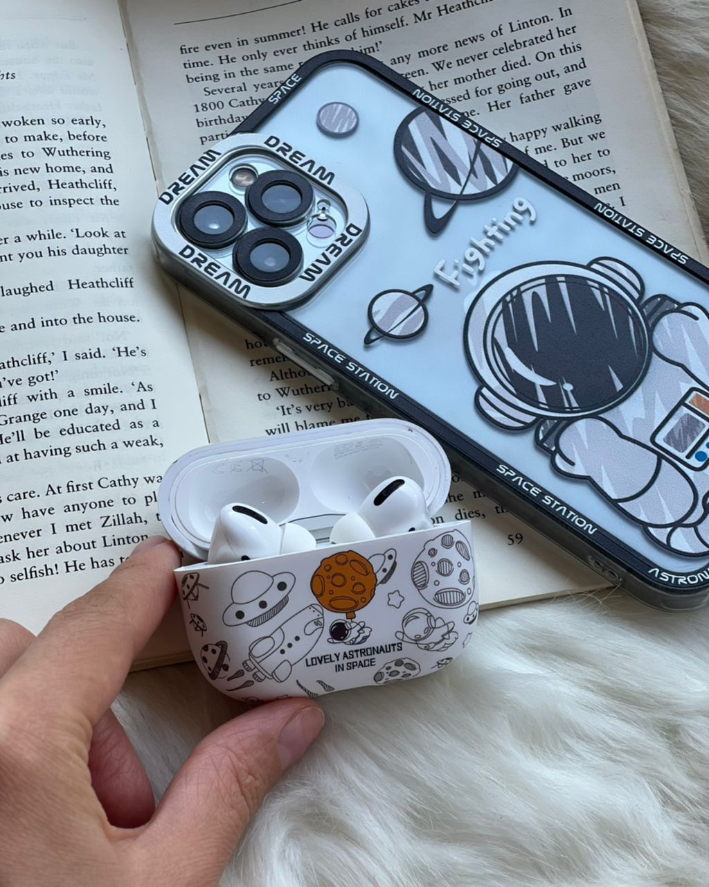 کاور ایرپاد ایستگاه فضایی هابل سفید