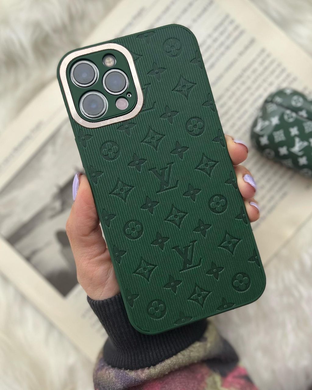 قاب آیفون سبز چرم داغی لویی ویتون