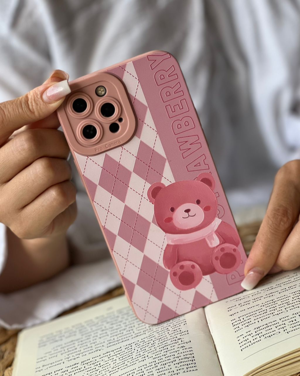 قاب آیفون خرس صورتی چهارخونه محافظ لنزدار