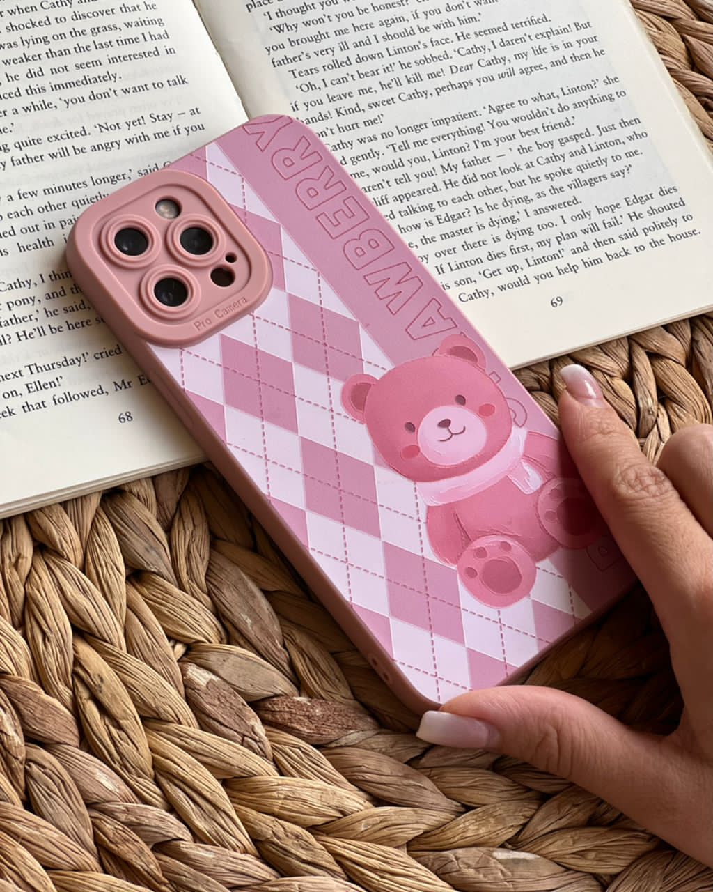 قاب آیفون خرس صورتی چهارخونه محافظ لنزدار