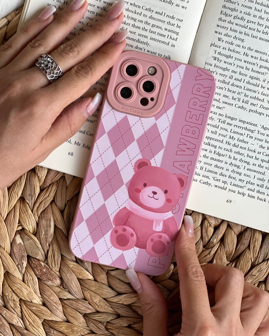 قاب آیفون خرس صورتی چهارخونه محافظ لنزدار