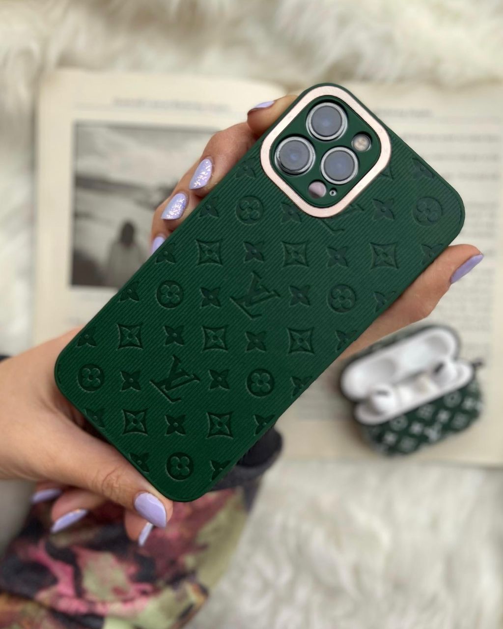 قاب آیفون سبز چرم داغی لویی ویتون