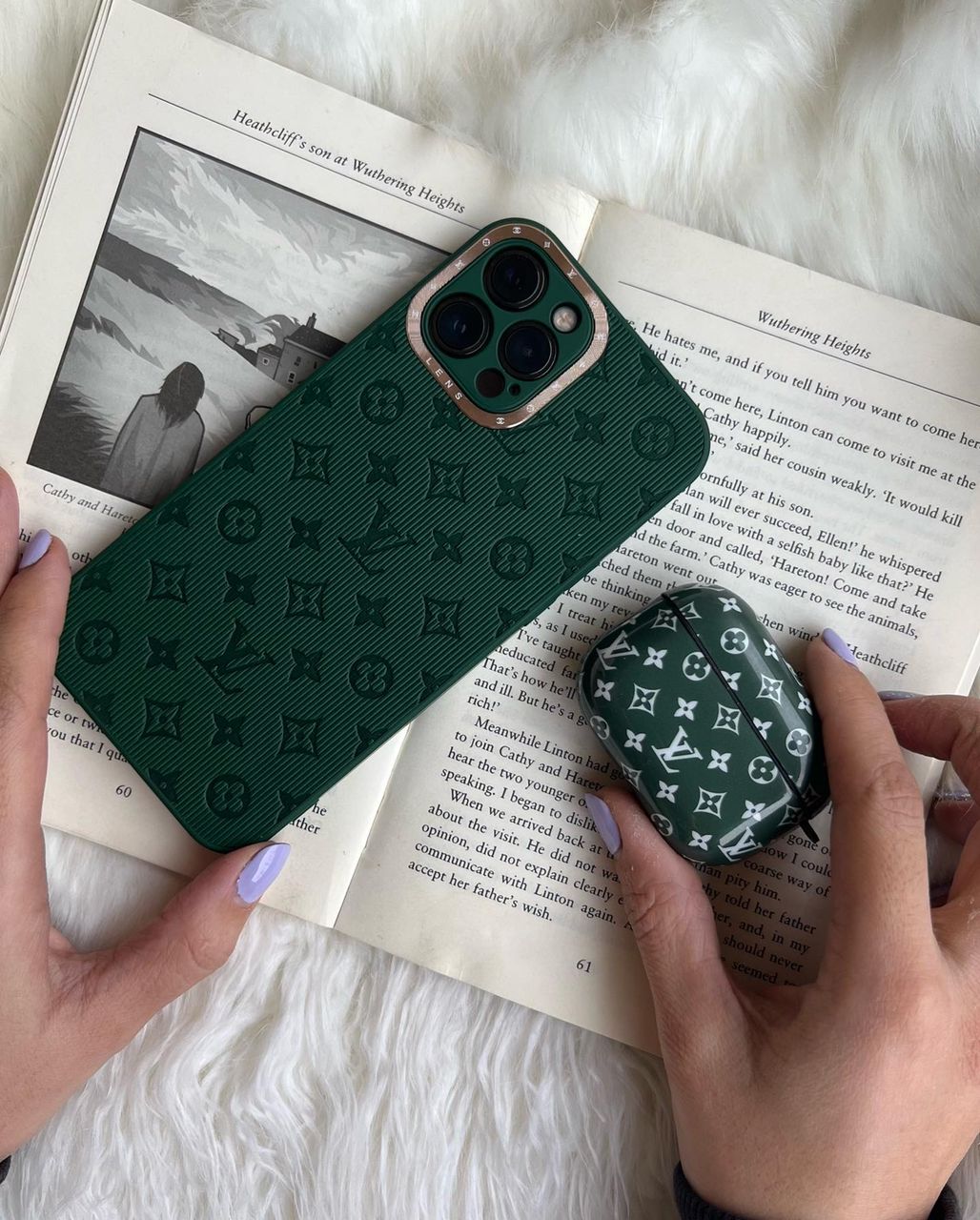 قاب آیفون سبز چرم داغی لویی ویتون