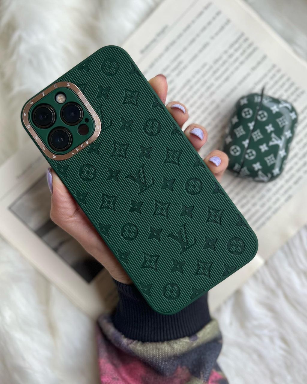 قاب آیفون سبز چرم داغی لویی ویتون