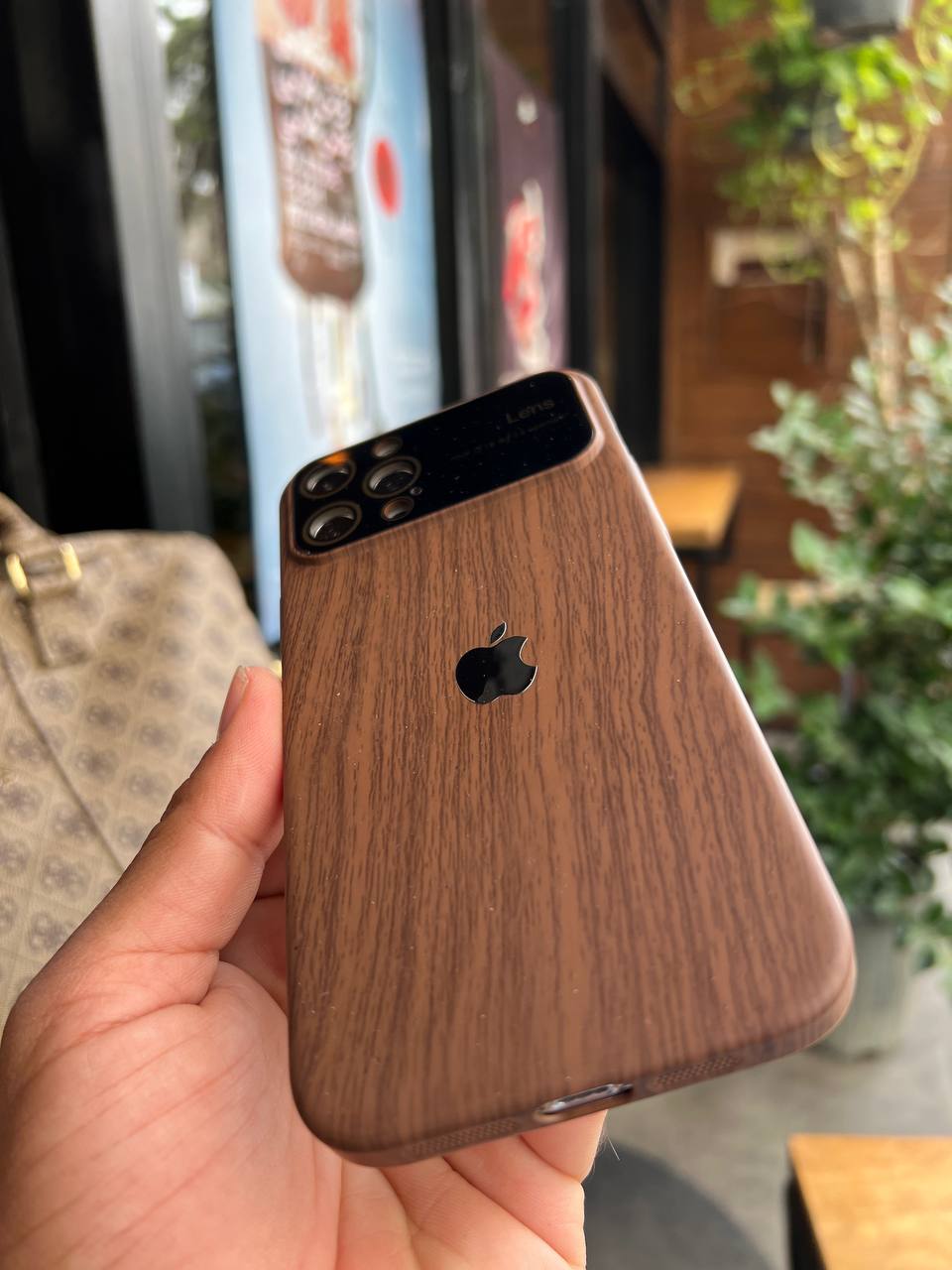 قاب آیفون کلاسیک طرح چوب و شیشه محافظ لنزدار