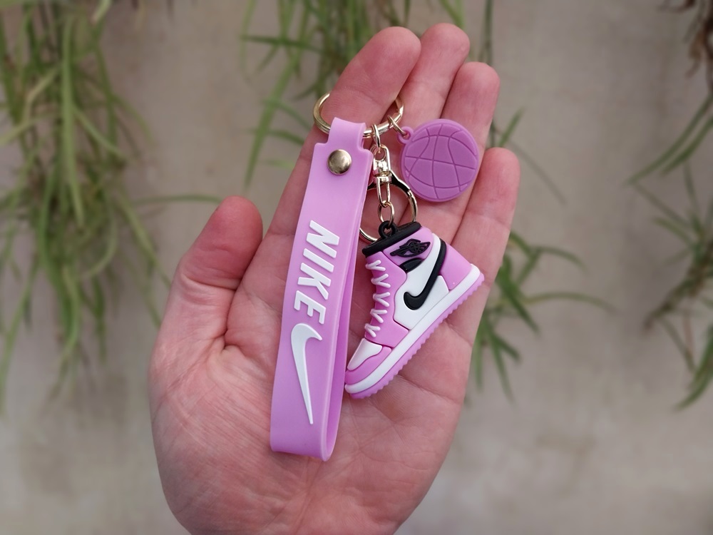 جاکلیدی آویز طرح کتونی