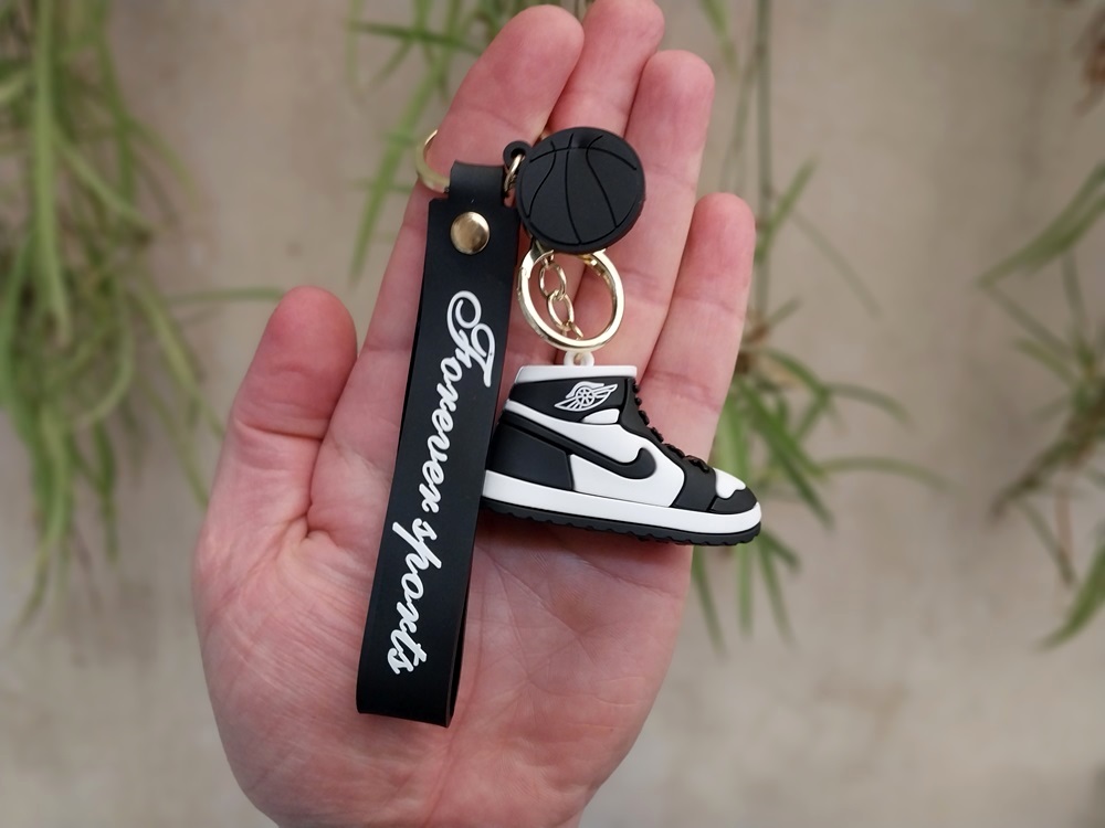 جاکلیدی آویز طرح کتونی