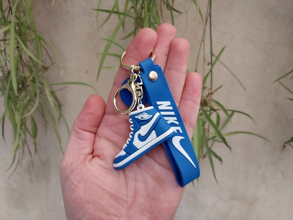 جاکلیدی آویز طرح کتونی