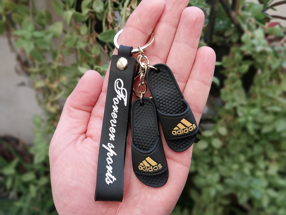 جاکلیدی آویز سیلیکونی طرح دمپایی آدیداس