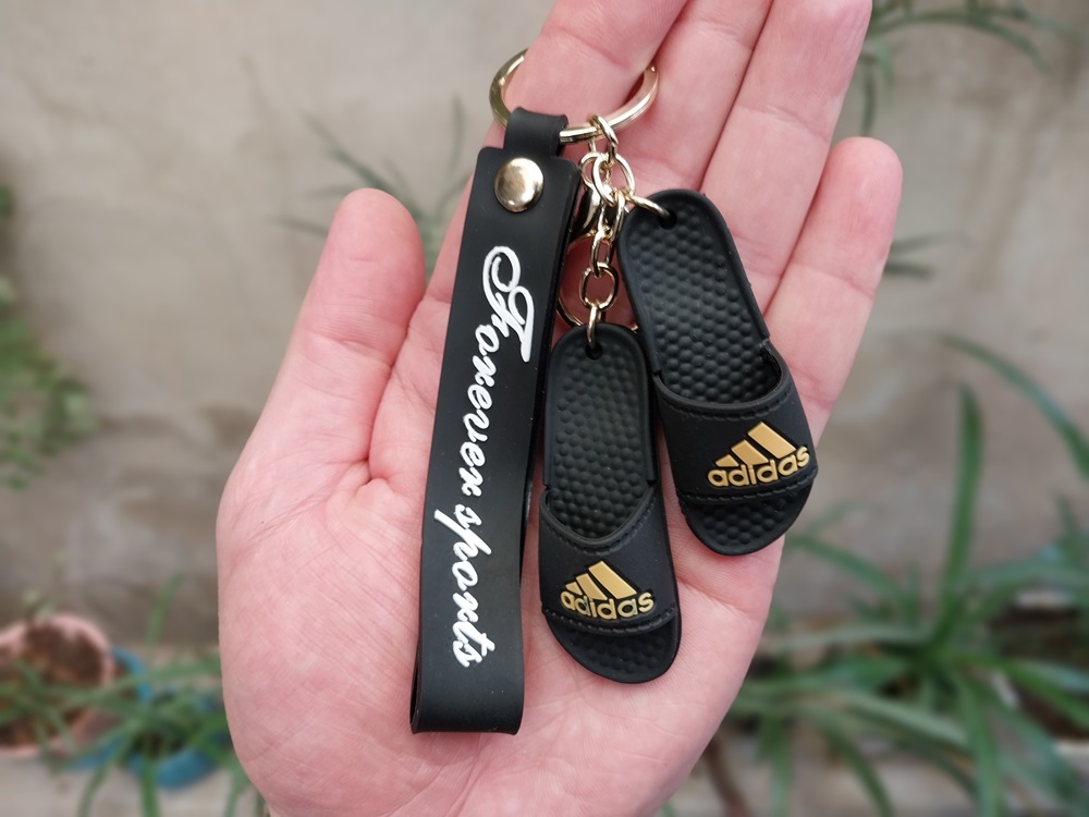 جاکلیدی آویز سیلیکونی طرح دمپایی آدیداس