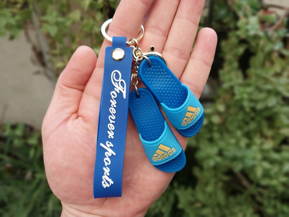 جاکلیدی آویز سیلیکونی طرح دمپایی آدیداس