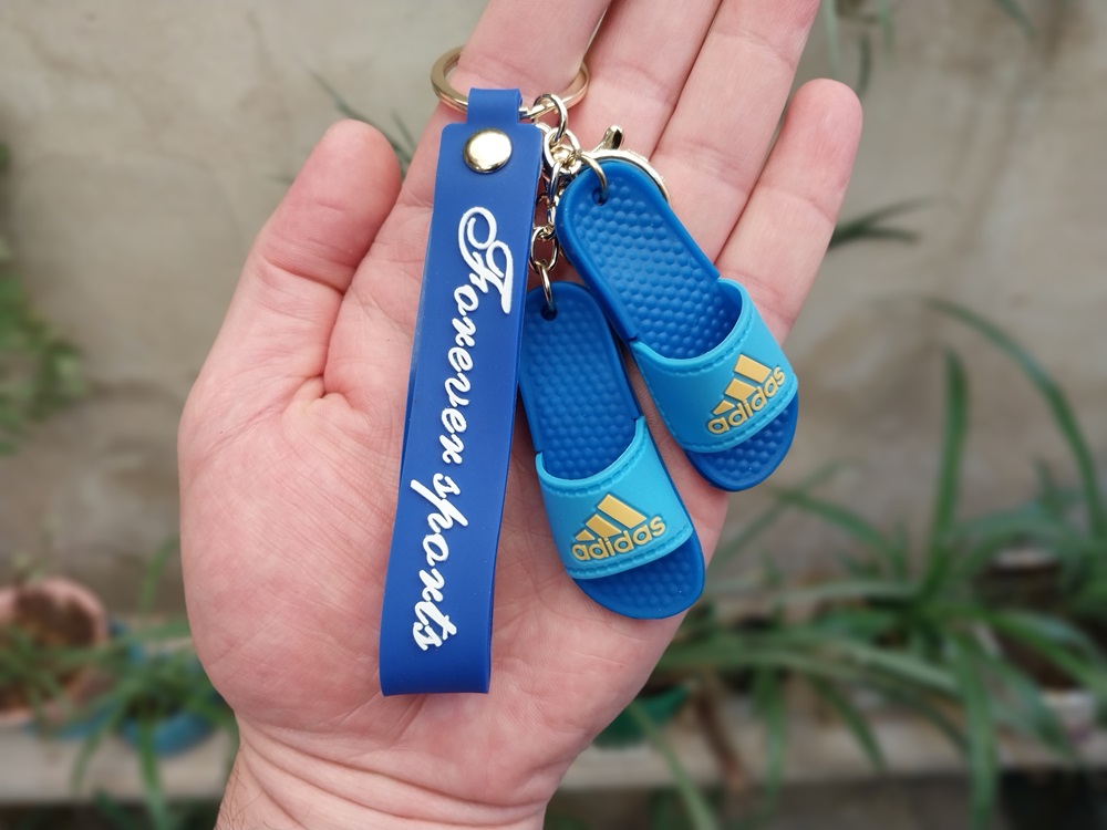 جاکلیدی آویز سیلیکونی طرح دمپایی آدیداس