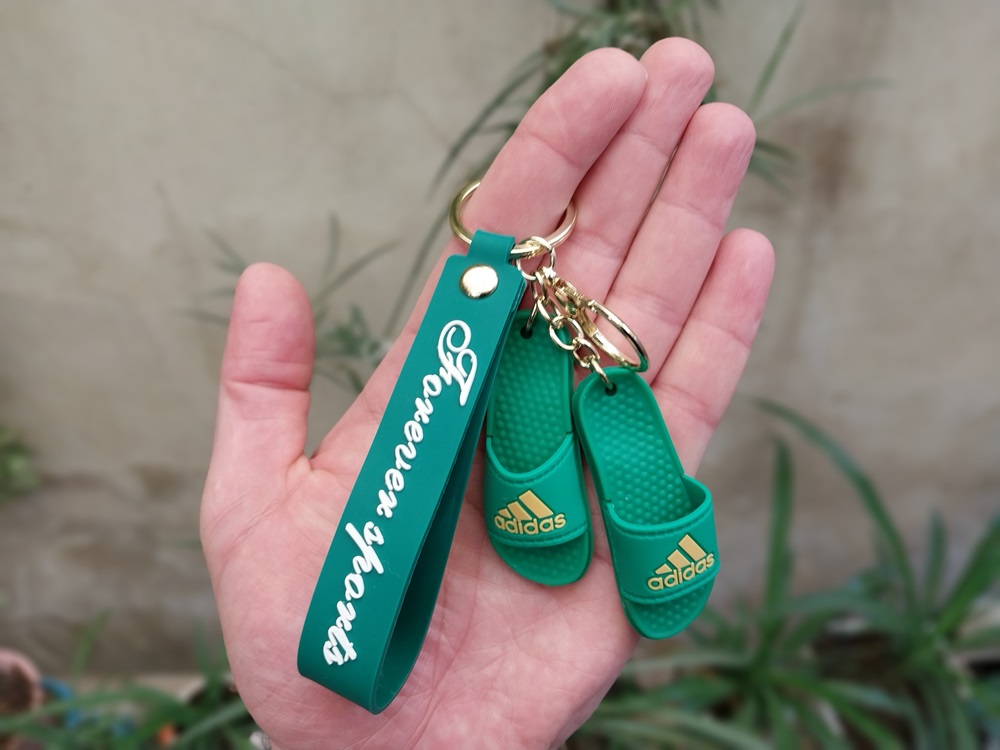 جاکلیدی آویز سیلیکونی طرح دمپایی آدیداس