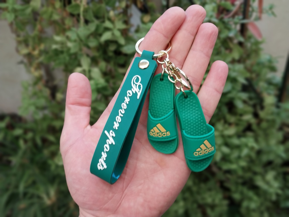 جاکلیدی آویز سیلیکونی طرح دمپایی آدیداس