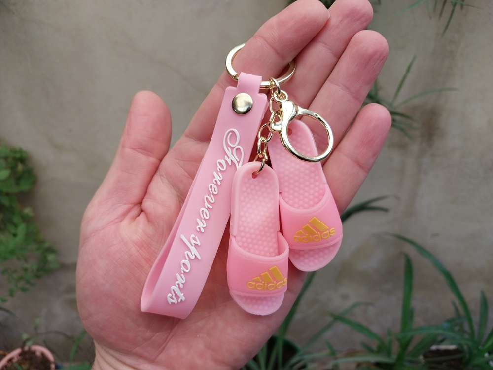 جاکلیدی آویز سیلیکونی طرح دمپایی آدیداس