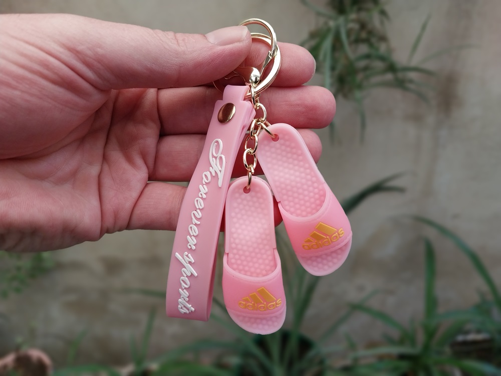 جاکلیدی آویز سیلیکونی طرح دمپایی آدیداس