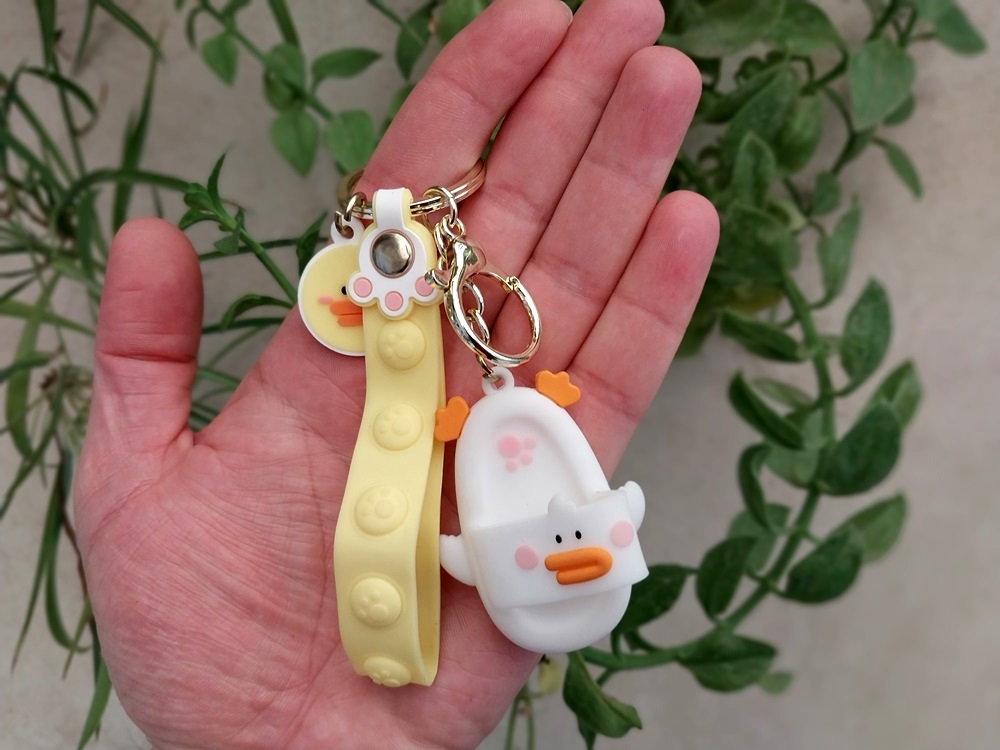 جاکلیدی آویز سیلیکونی طرح دمپایی جوجه ای