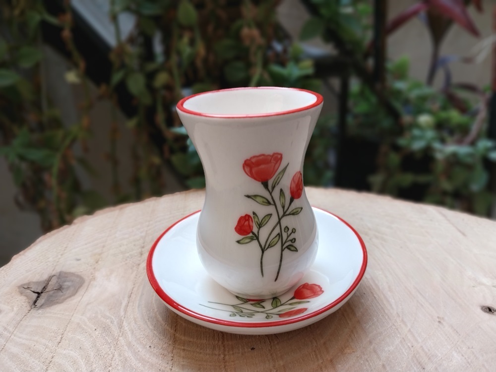 استکان کمر باریک و نعلبکی سرامیکی با نقاشی زیر لعابی