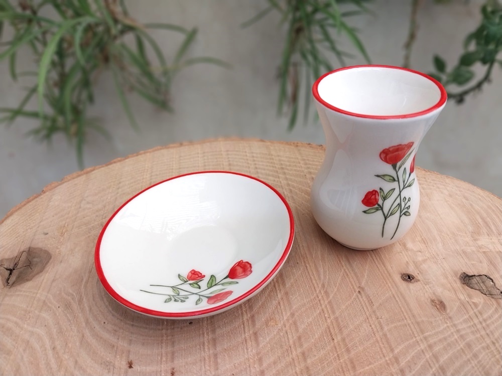 استکان کمر باریک و نعلبکی سرامیکی با نقاشی زیر لعابی