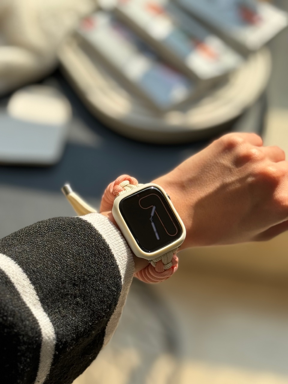 بند اپل واچ بافت گلبهی کنفی با گارد کرم