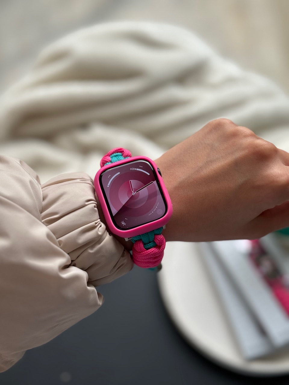 بند اپل واچ بافت کنفی با گارد سرخابی