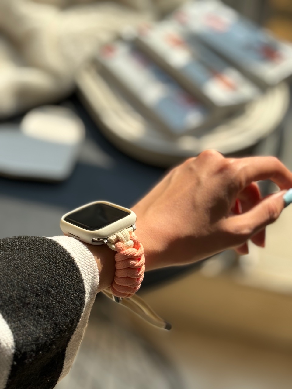 بند اپل واچ بافت گلبهی کنفی با گارد کرم