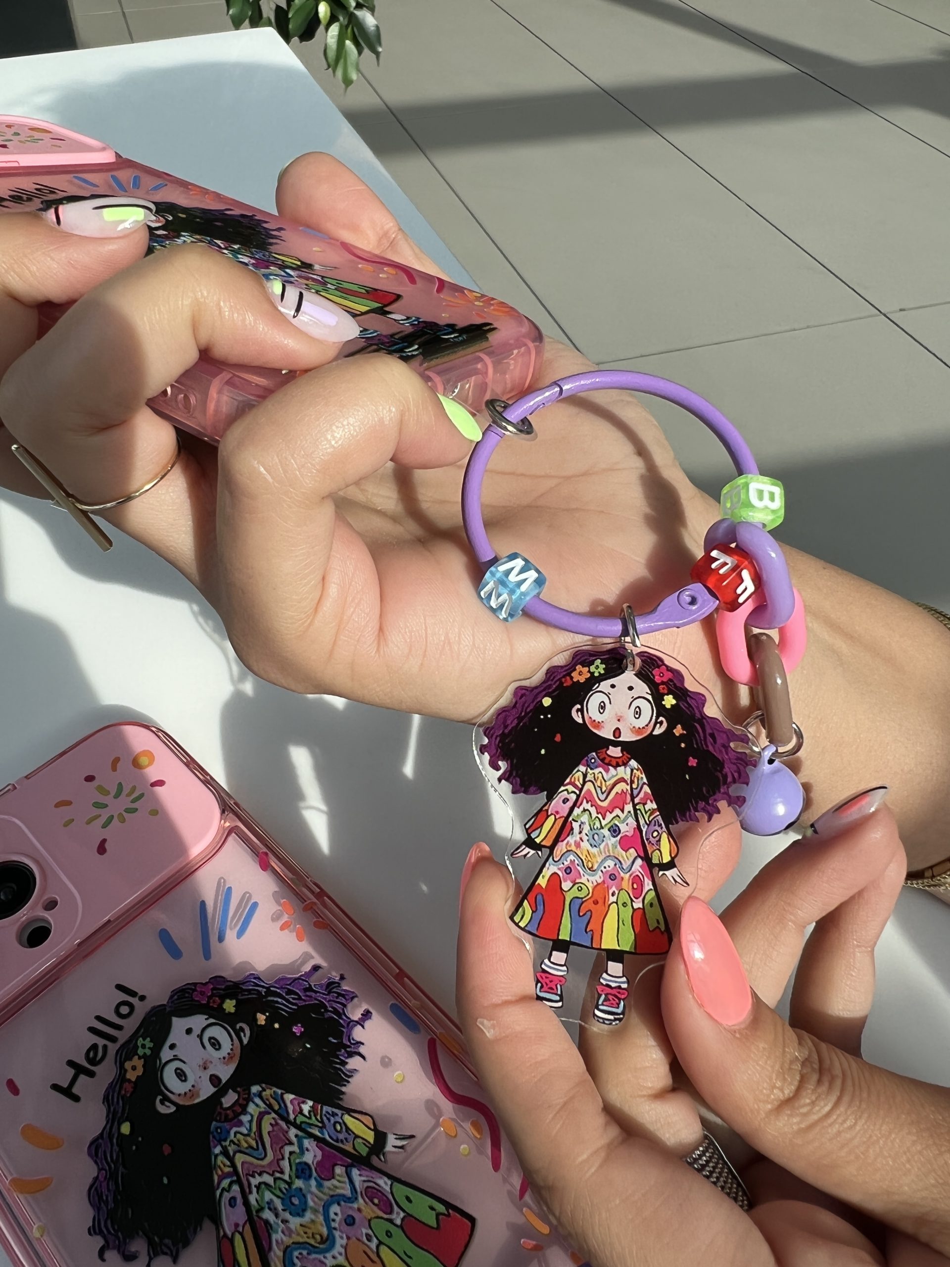 قاب دختر مو فرفری