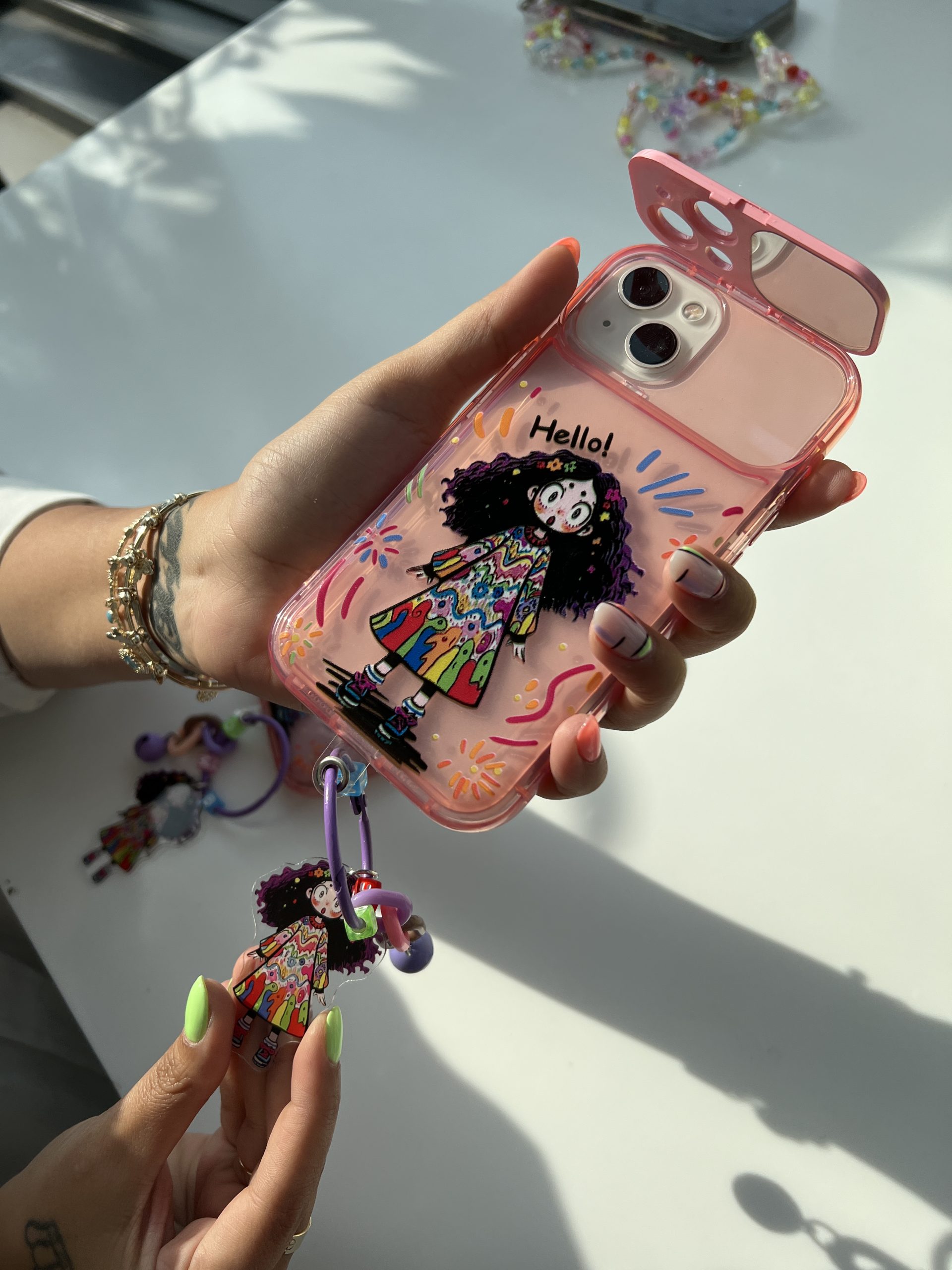 قاب دختر مو فرفری