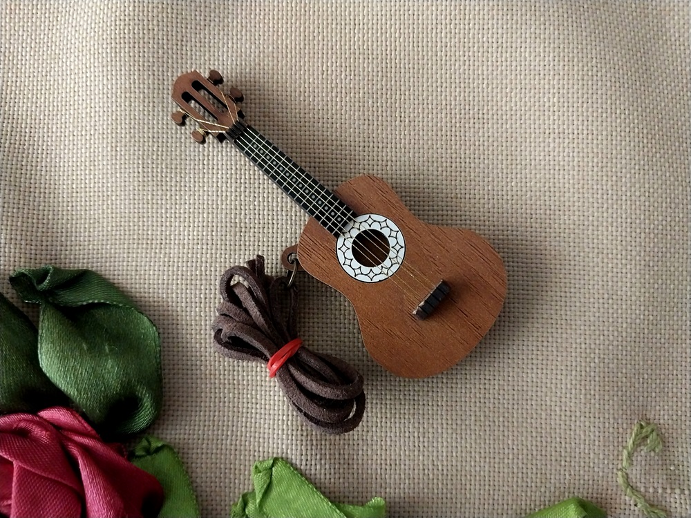 آویز و گردنبند چوبی طرح گیتار