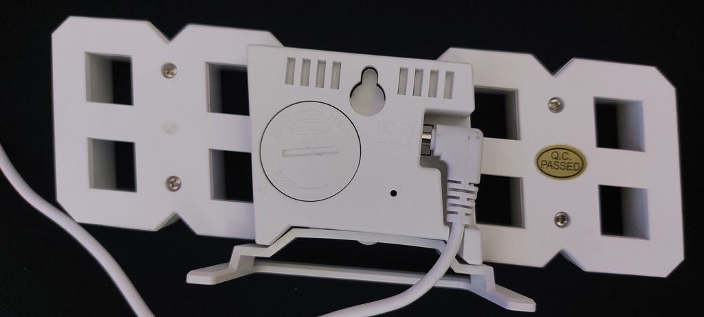 ساعت دیجیتال سه بعدی بدنه سفید