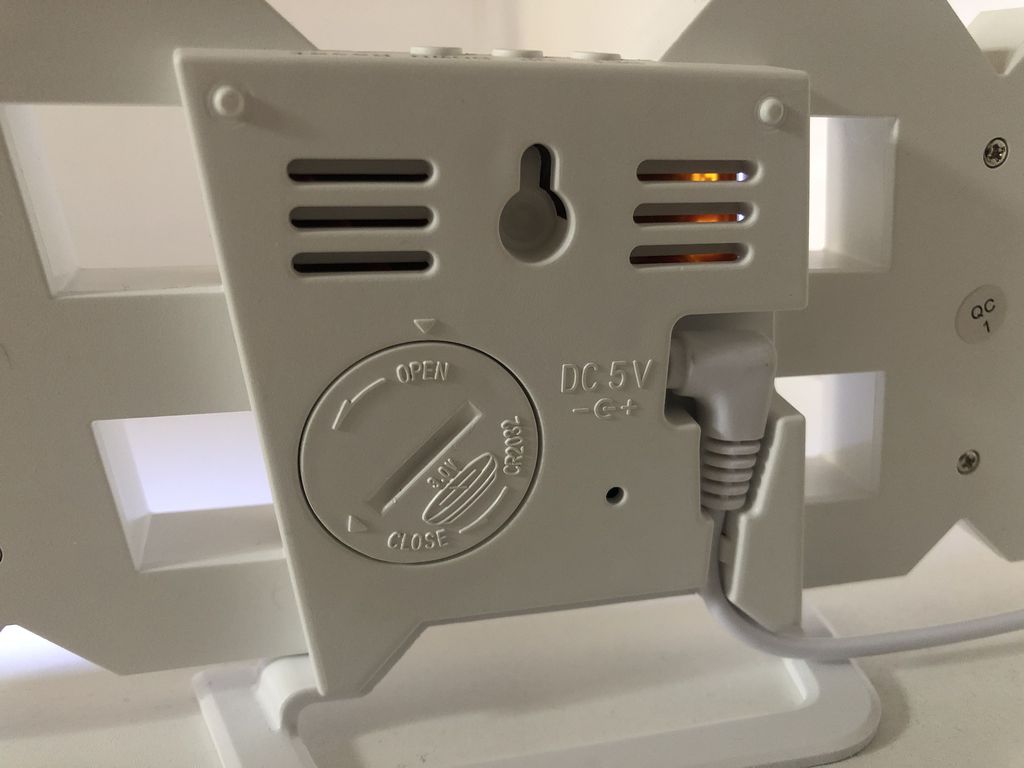 ساعت دیجیتال سه بعدی بدنه سفید