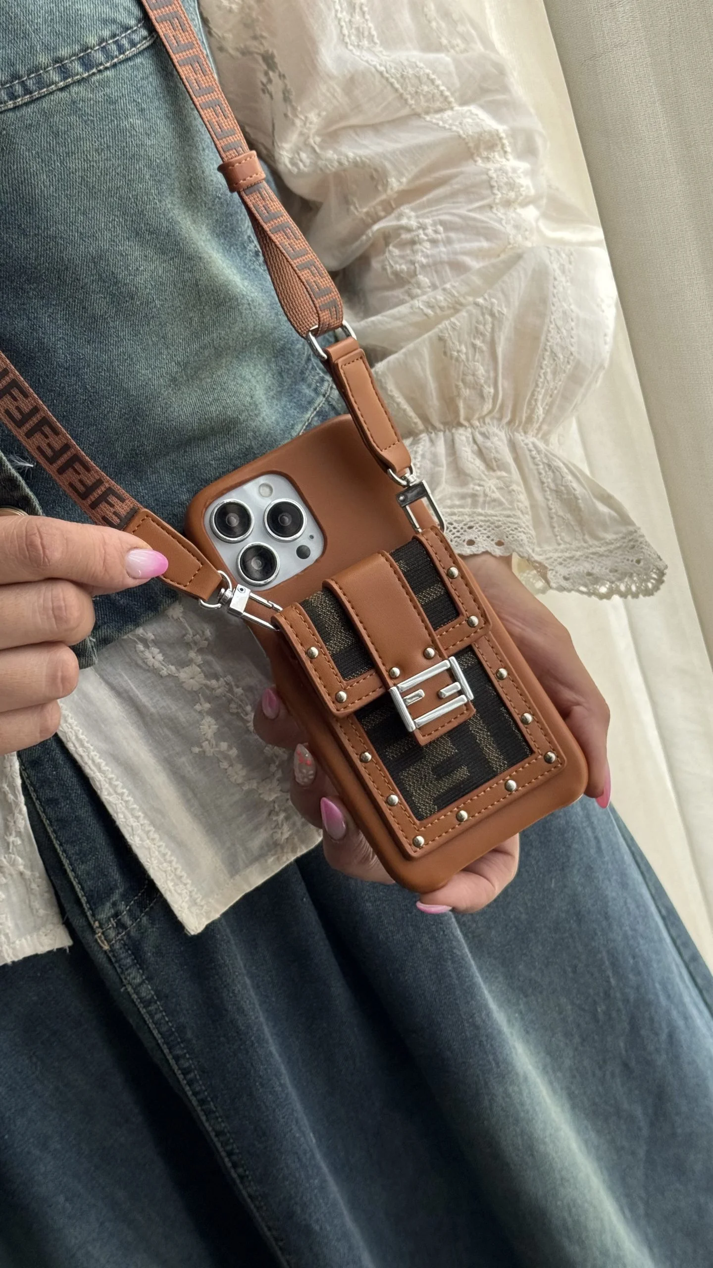 قاب موبایل آیفون فندی چرمی قفل فلزی جاکارتی + بندست بلند