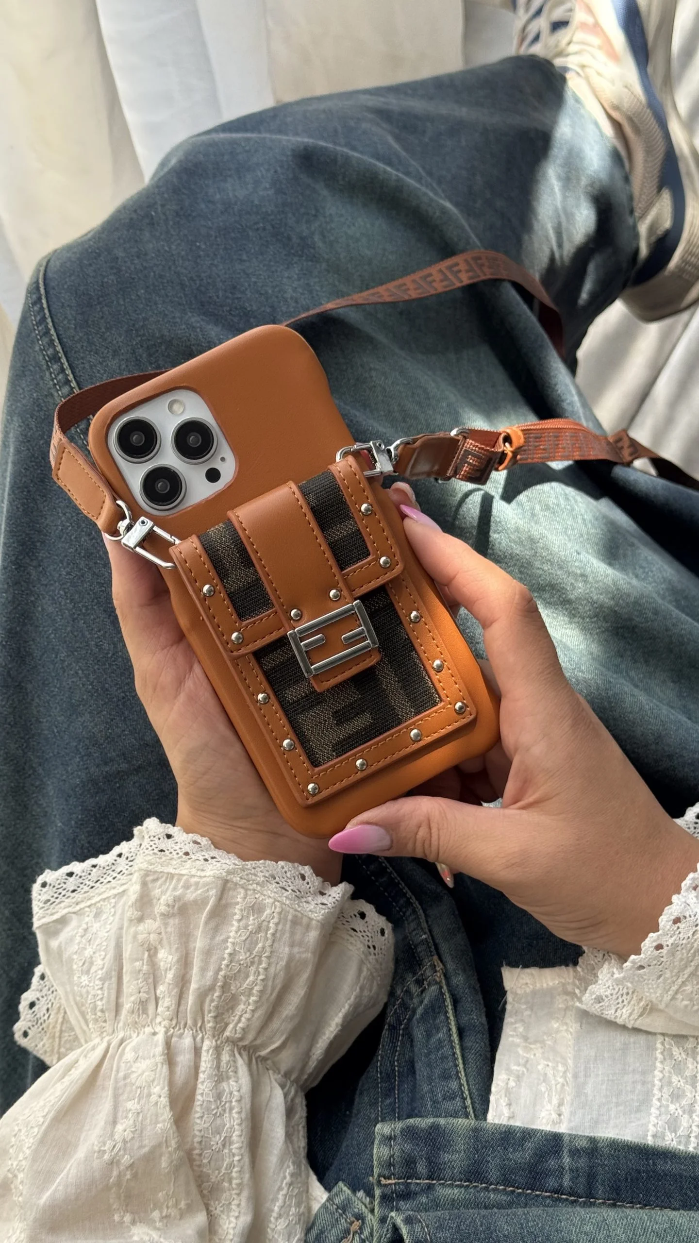 قاب موبایل آیفون فندی چرمی قفل فلزی جاکارتی + بندست بلند