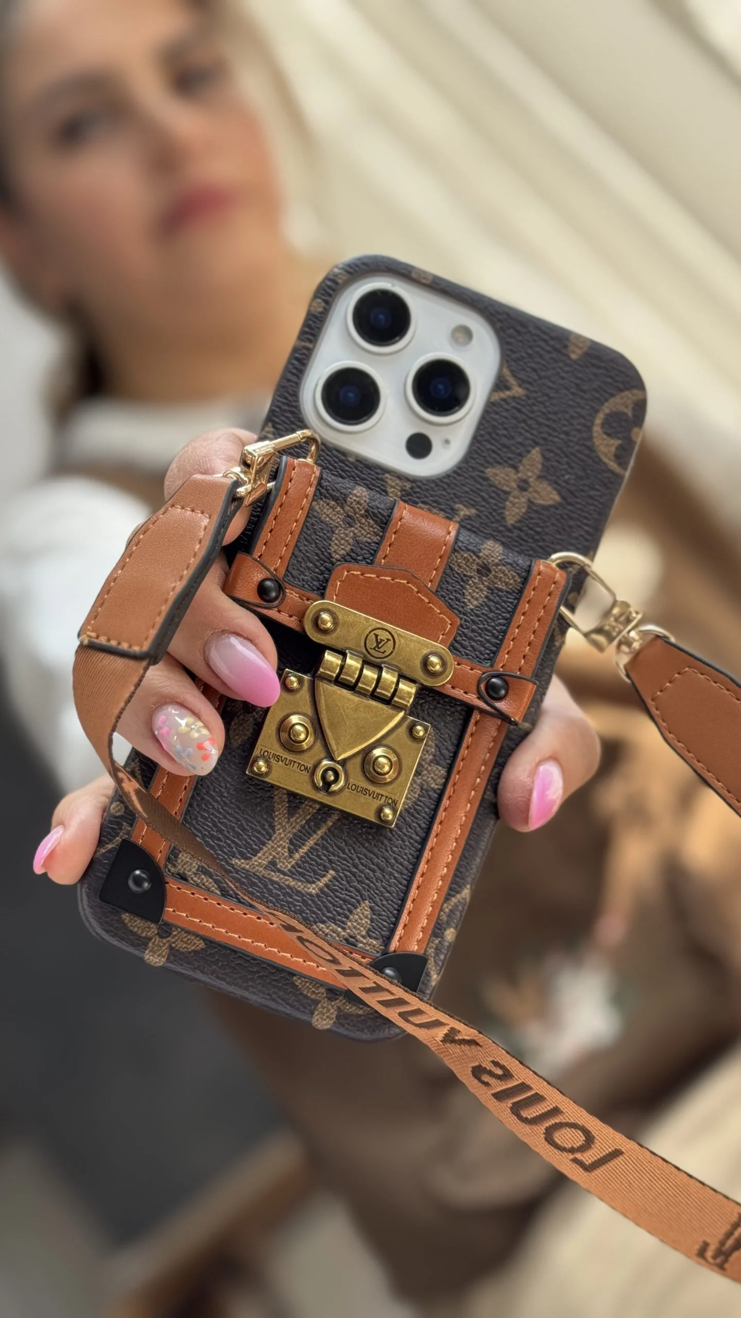 قاب آیفون ویلاک لویی ویتون جاکارتی + بندبلند ست