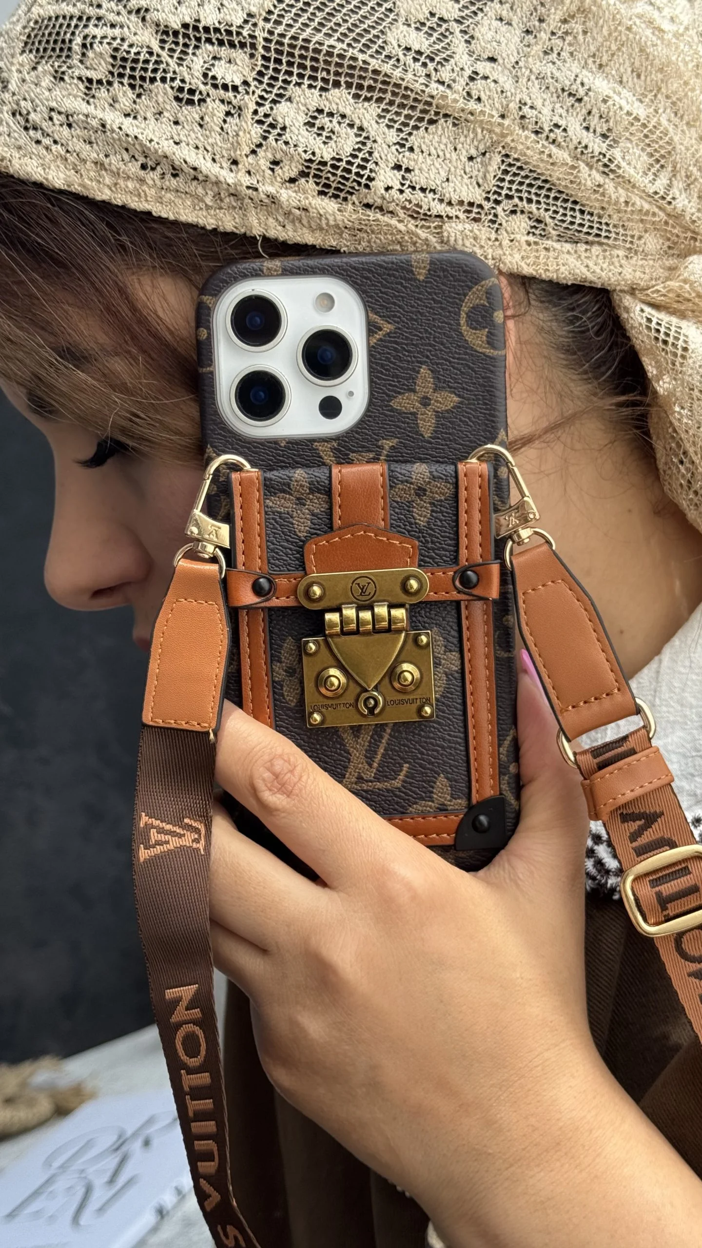 قاب آیفون ویلاک لویی ویتون جاکارتی + بندبلند ست