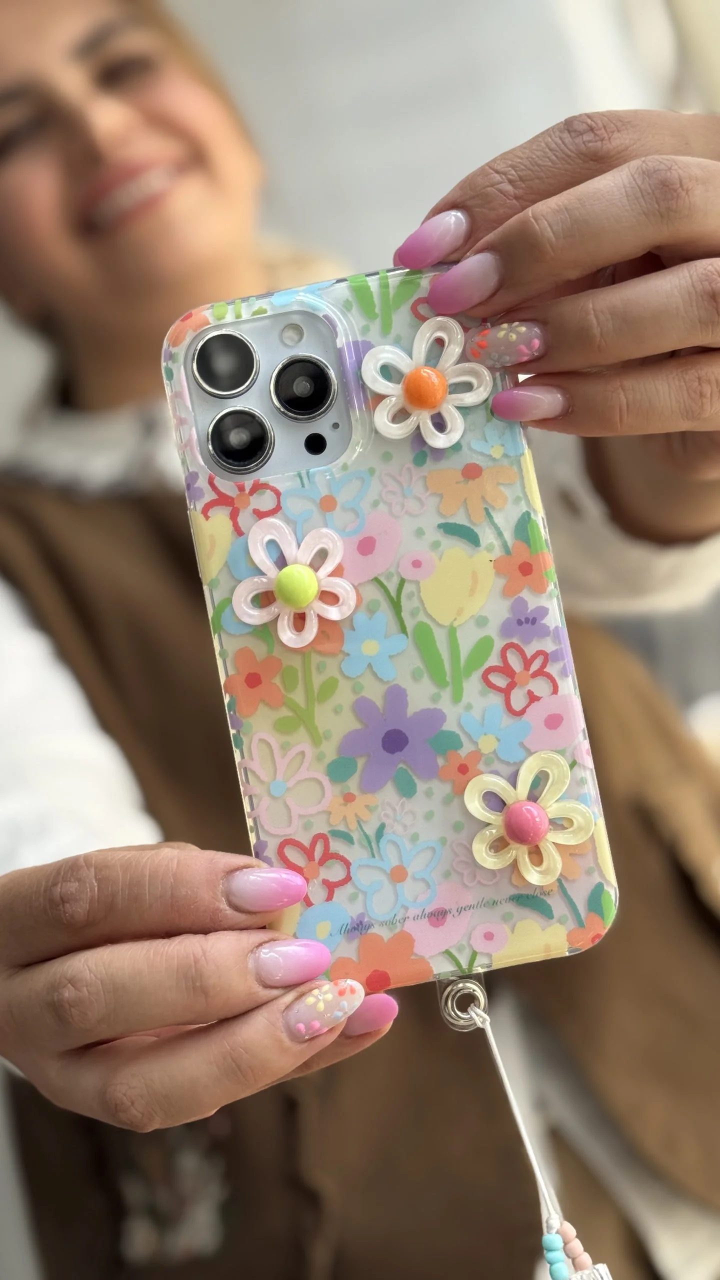 قاب آیفون گل بابونه رنگی رنگی برجسته + بندست