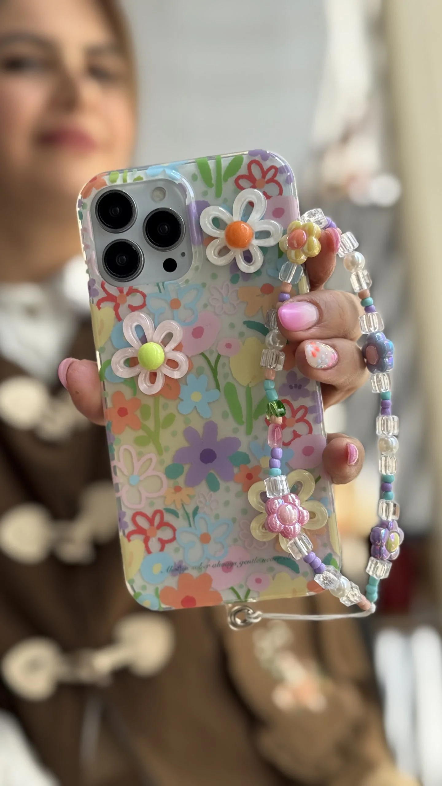 قاب آیفون گل بابونه رنگی رنگی برجسته + بندست