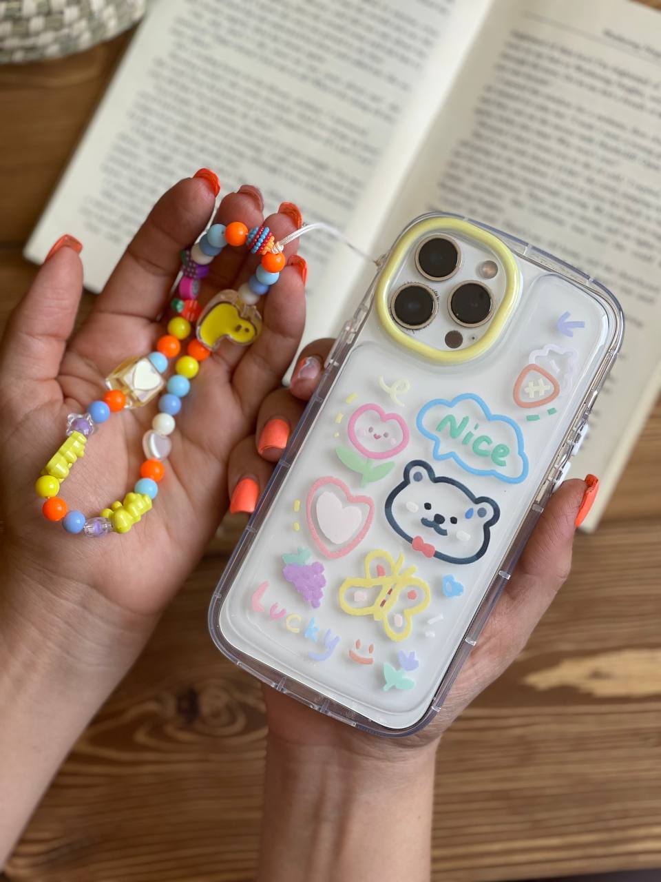 قاب موبایل آیفون خرس و پروانه نقاشی + بندست کوتاه