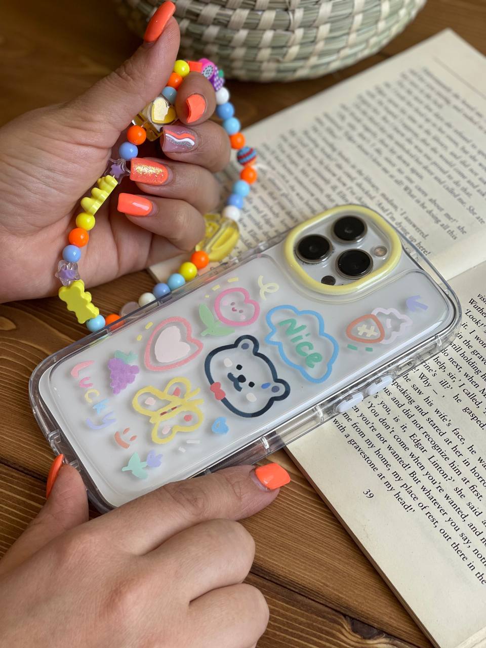 قاب موبایل آیفون خرس و پروانه نقاشی + بندست کوتاه