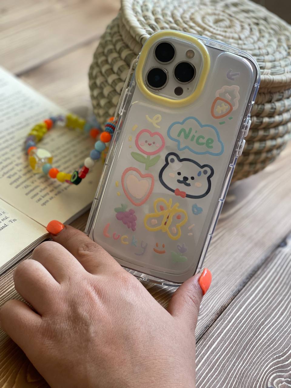 قاب موبایل آیفون خرس و پروانه نقاشی + بندست کوتاه