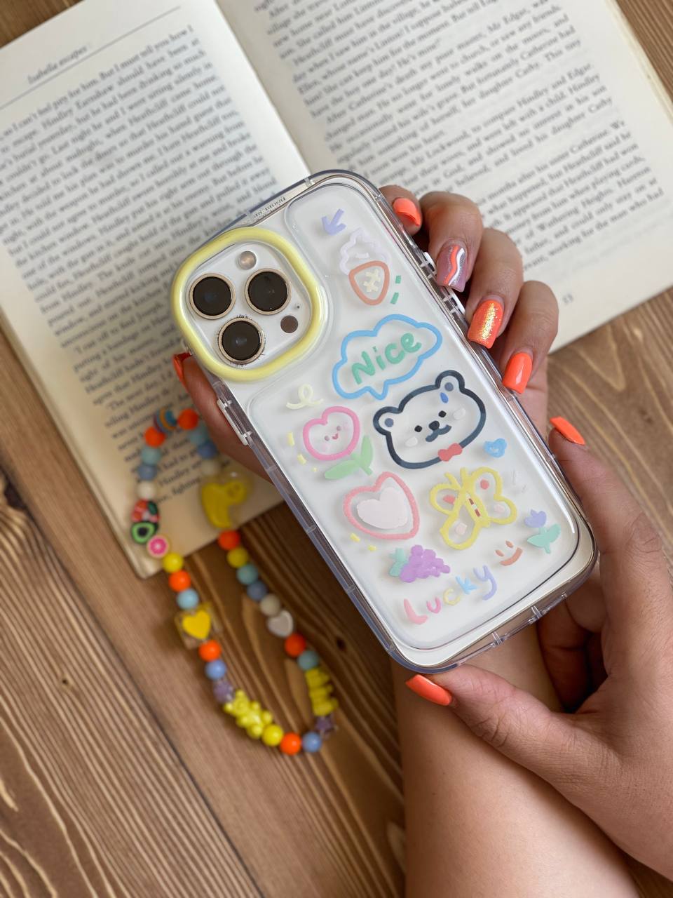 قاب موبایل آیفون خرس و پروانه نقاشی + بندست کوتاه