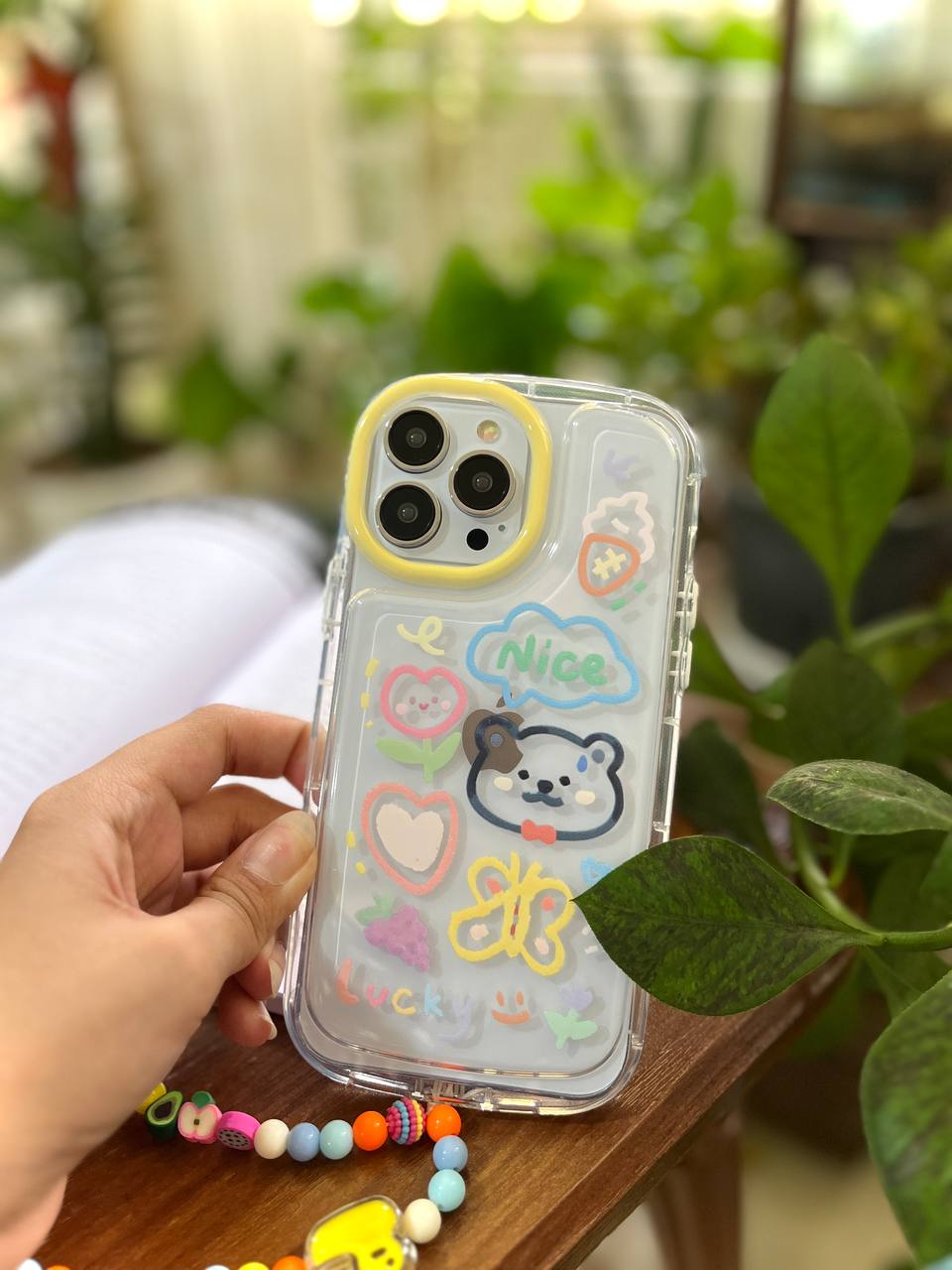 قاب موبایل آیفون خرس و پروانه نقاشی + بندست کوتاه