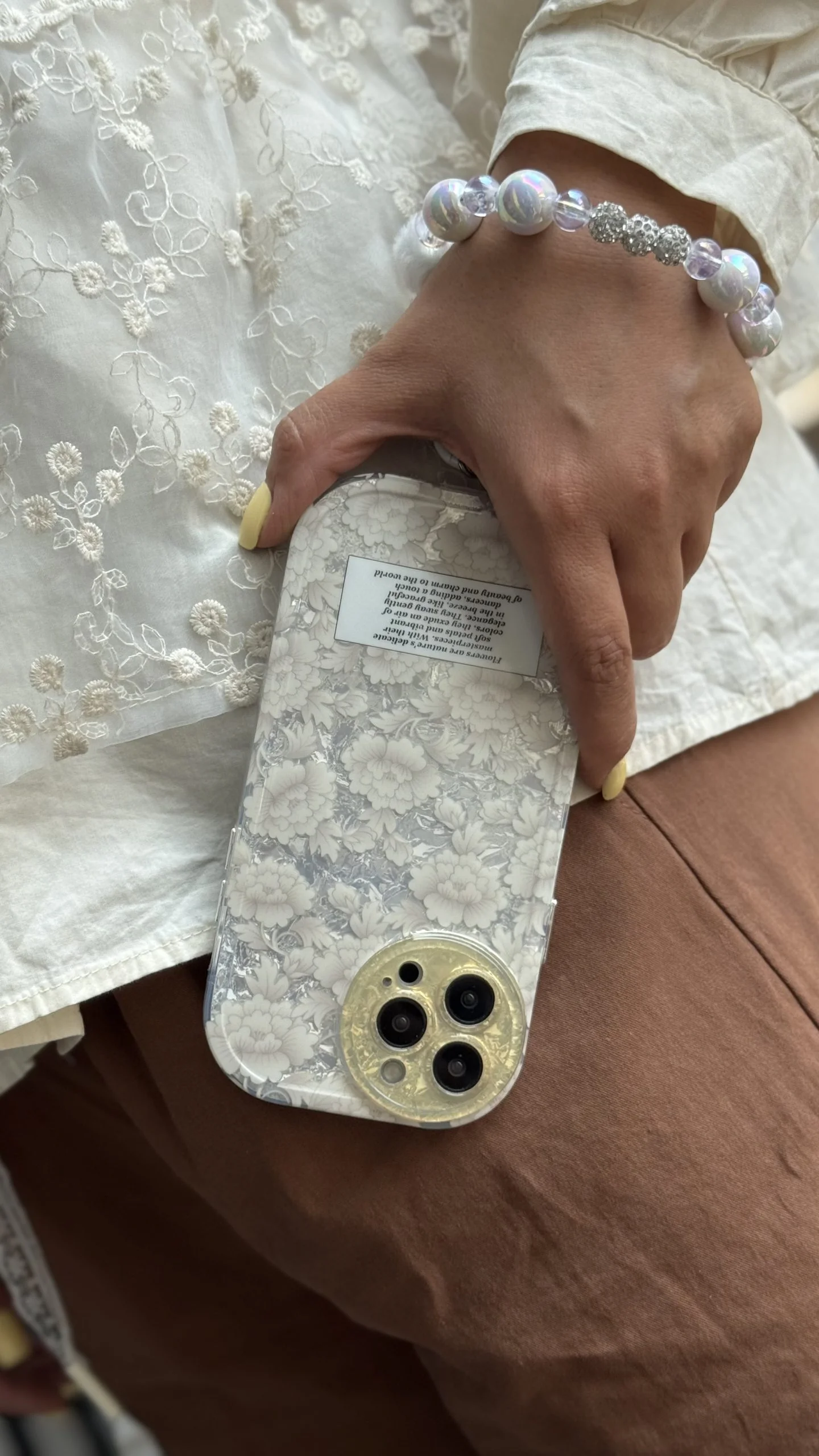 قاب آیفون گل مستر پیس سفید نقره ای + بندست مخملی