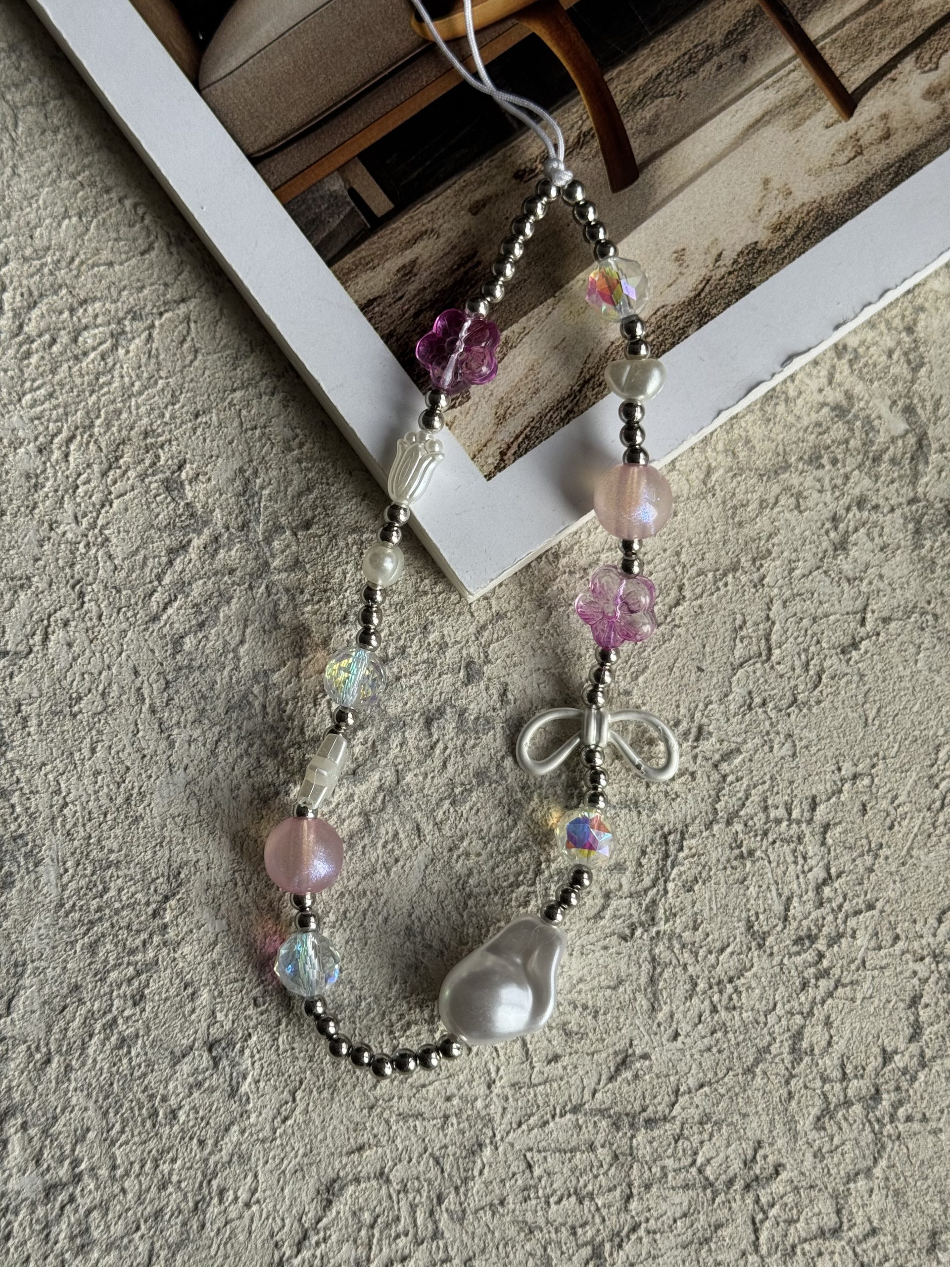 بند و آویز گل رز صورتی و پاپیون