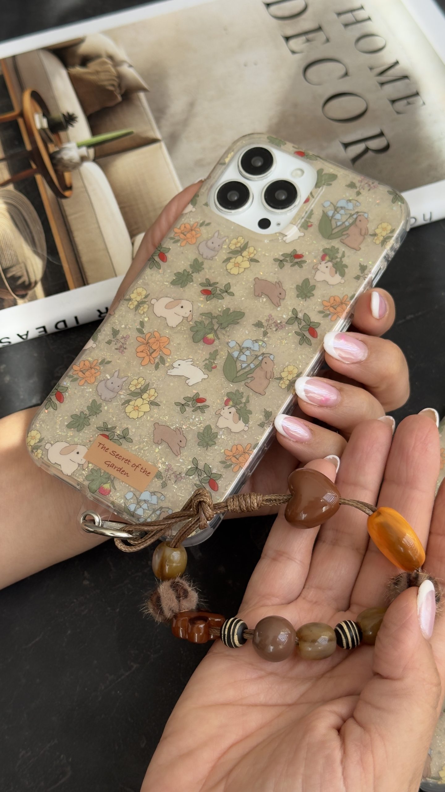 قاب آیفون خرگوش باغ جادویی + بندست مخملی