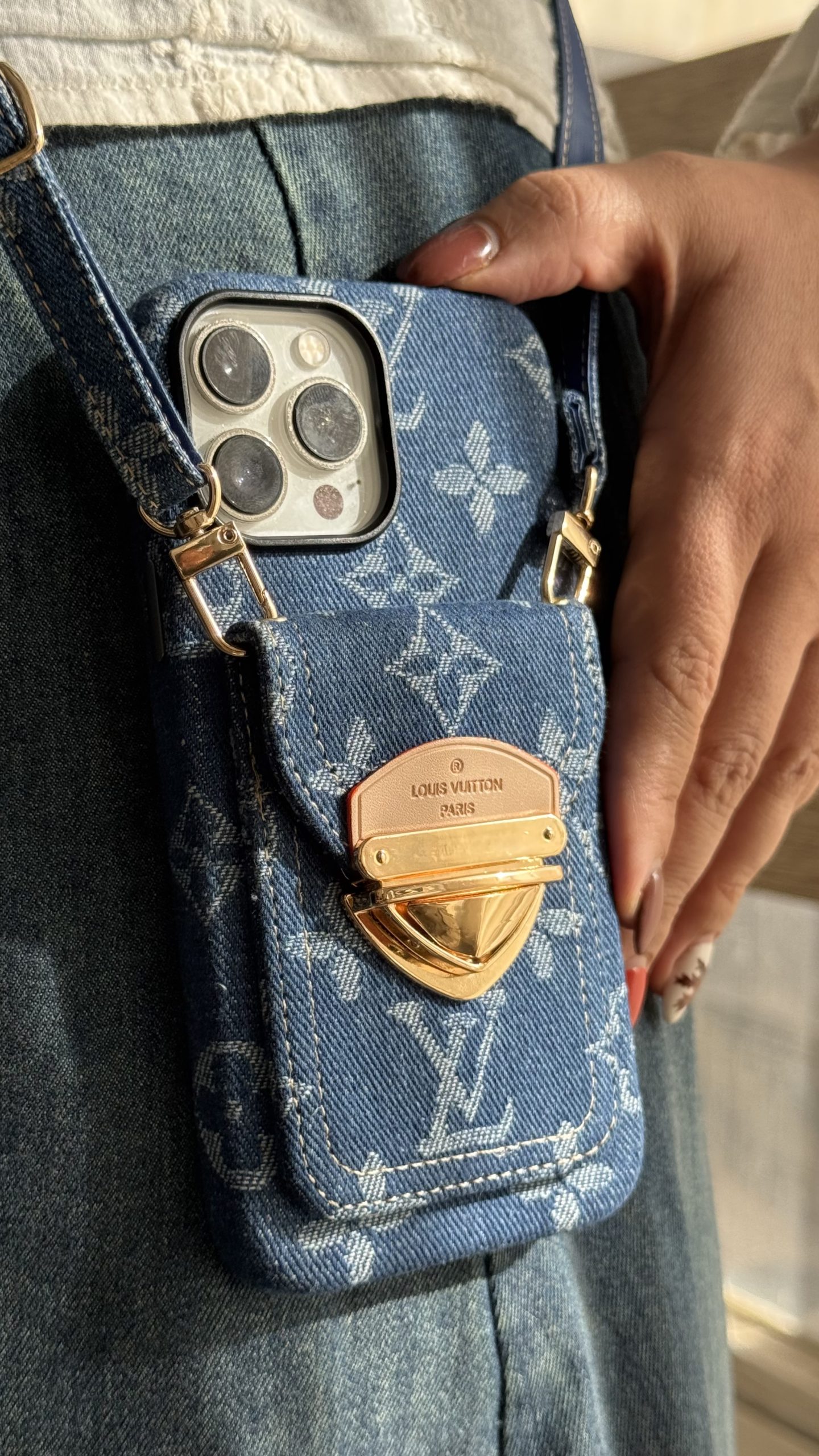 قاب آیفون لویی ویتون جین استایل جاکارتی دار + بندست